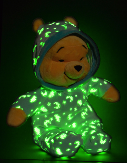 Doudou winnie the pooh brille dans la nuit photo de nuit